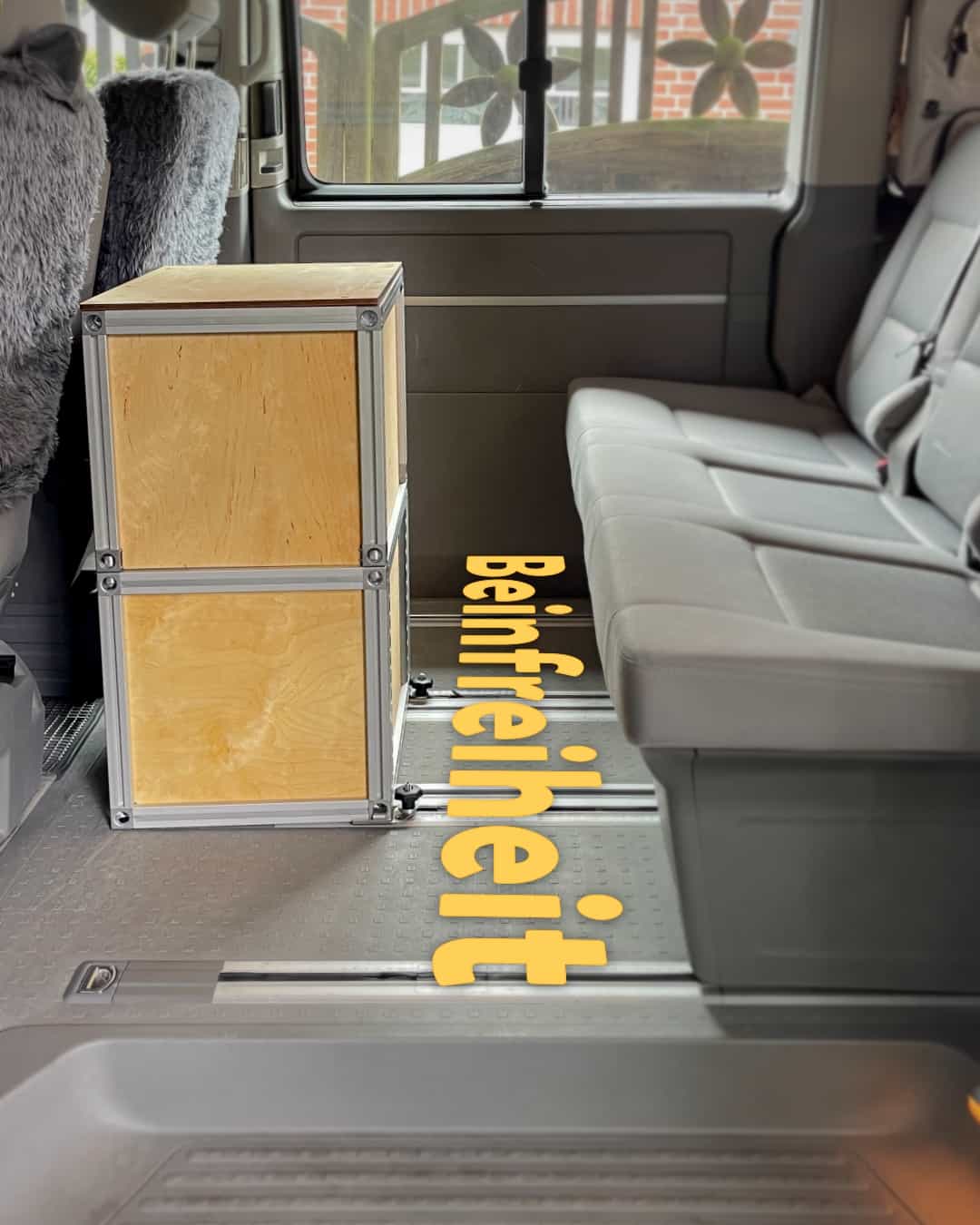 Eine Kücheninsel steht im Minivan hinter den Fahrersitzen.