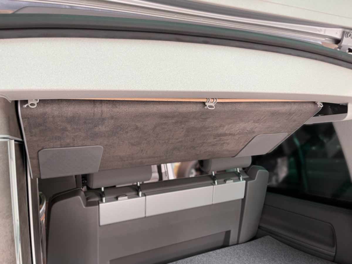 Passt auch mit abgeklappter Dachstaubox im VW California T6.1: Kleiderstange HUCKEVOLL