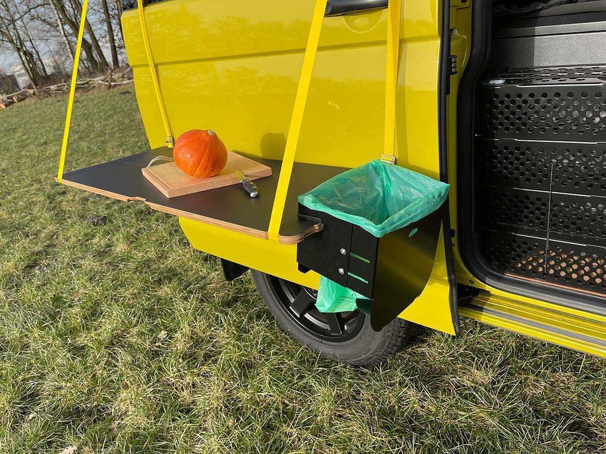 Die BUSBOX als Mülleimer am Campingtisch Die BUSBOX als Mülleimer am Campingtisch