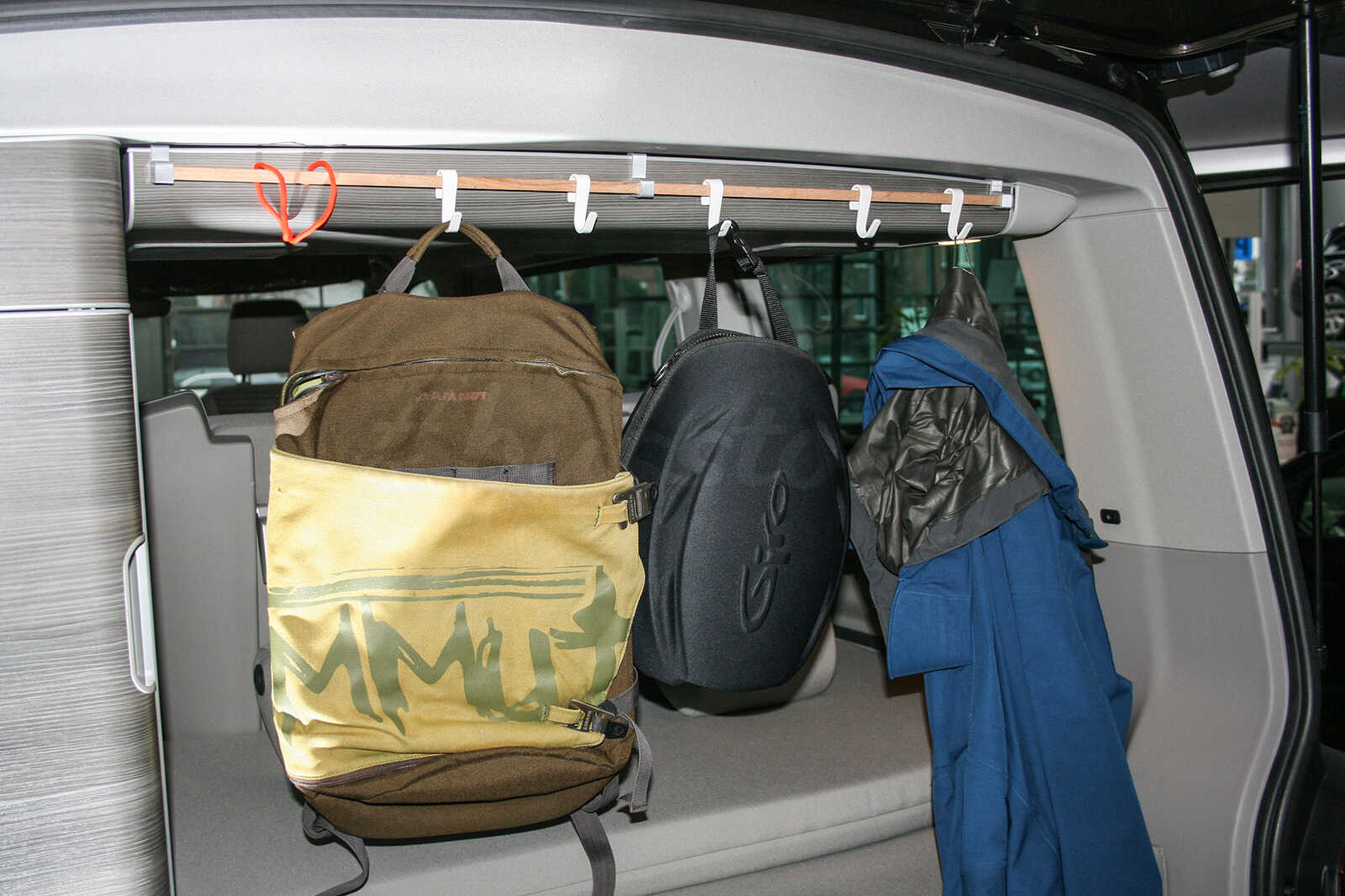Dachstaufach Kleiderstange (Vorversion) mit Campingausrüstung