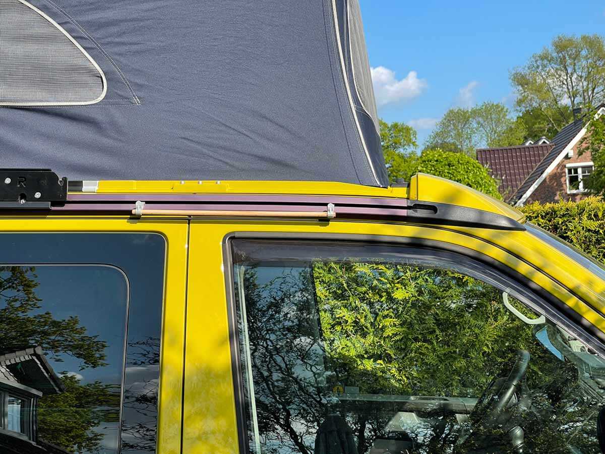 Ein Paar CLIPPER Multirail-Haken mit Kleiderstange am VW California Reisemobil