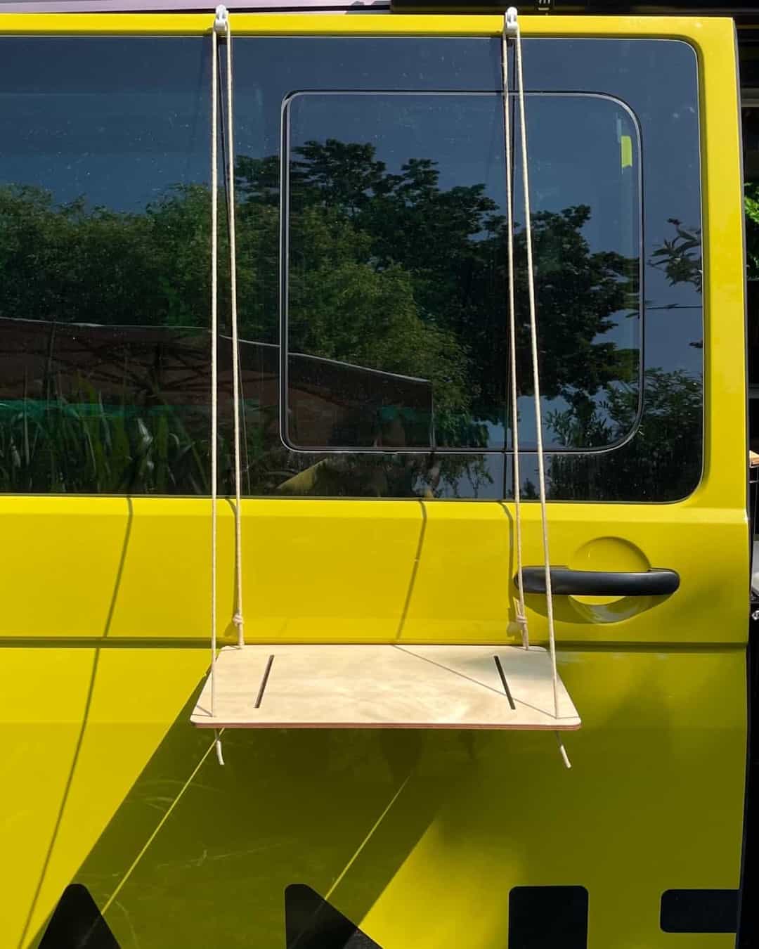 Der Campingtisch hängt mithilfe eines Naturfaser-Seils sicher am Van.
