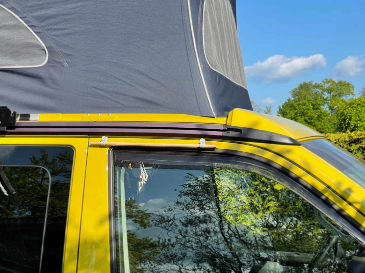 Zwei Kleiderhaken und eine Kleiderstange mit KLEMMT an der Tür vom VW California