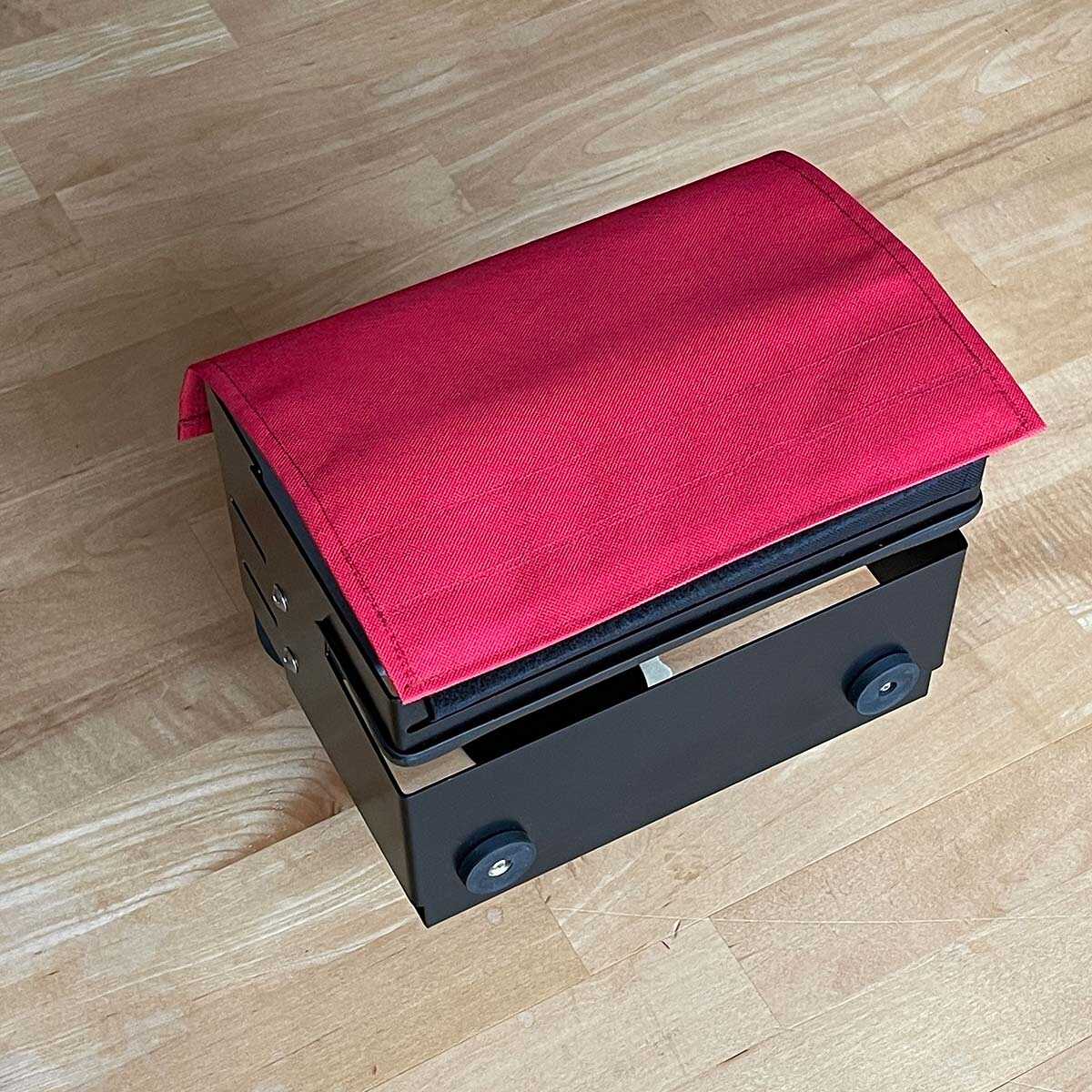 Die BUSBOX mit rotem Deckel Die BUSBOX mit rotem Deckel
