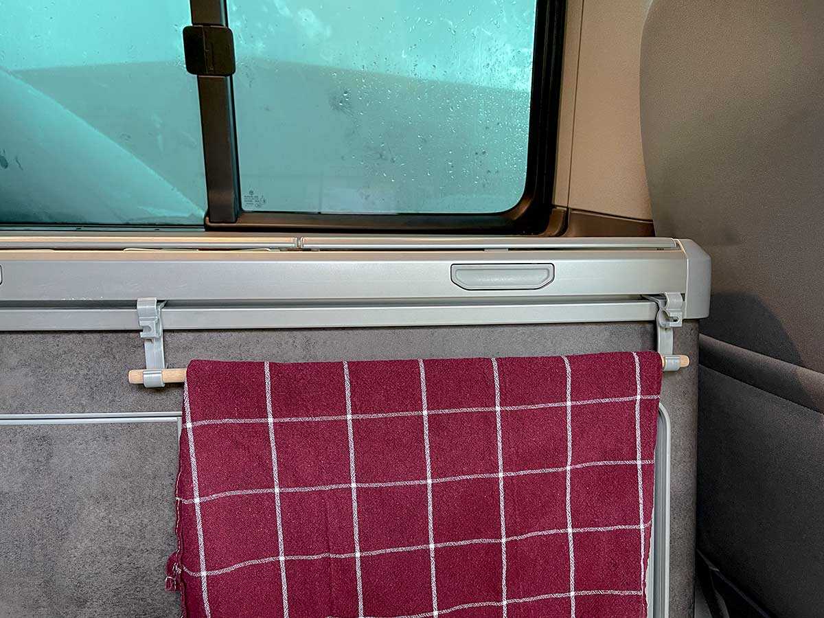HÄLTWAS Geschirrtuchhaken und Stange im VW T6.1 California