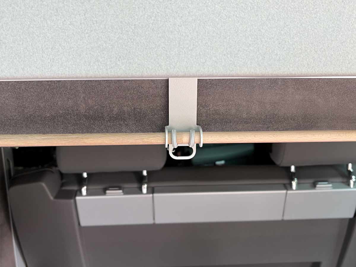 Die Befestigung von der Heck-Kleiderstange HUCKEVOLL im durchdachten Detail