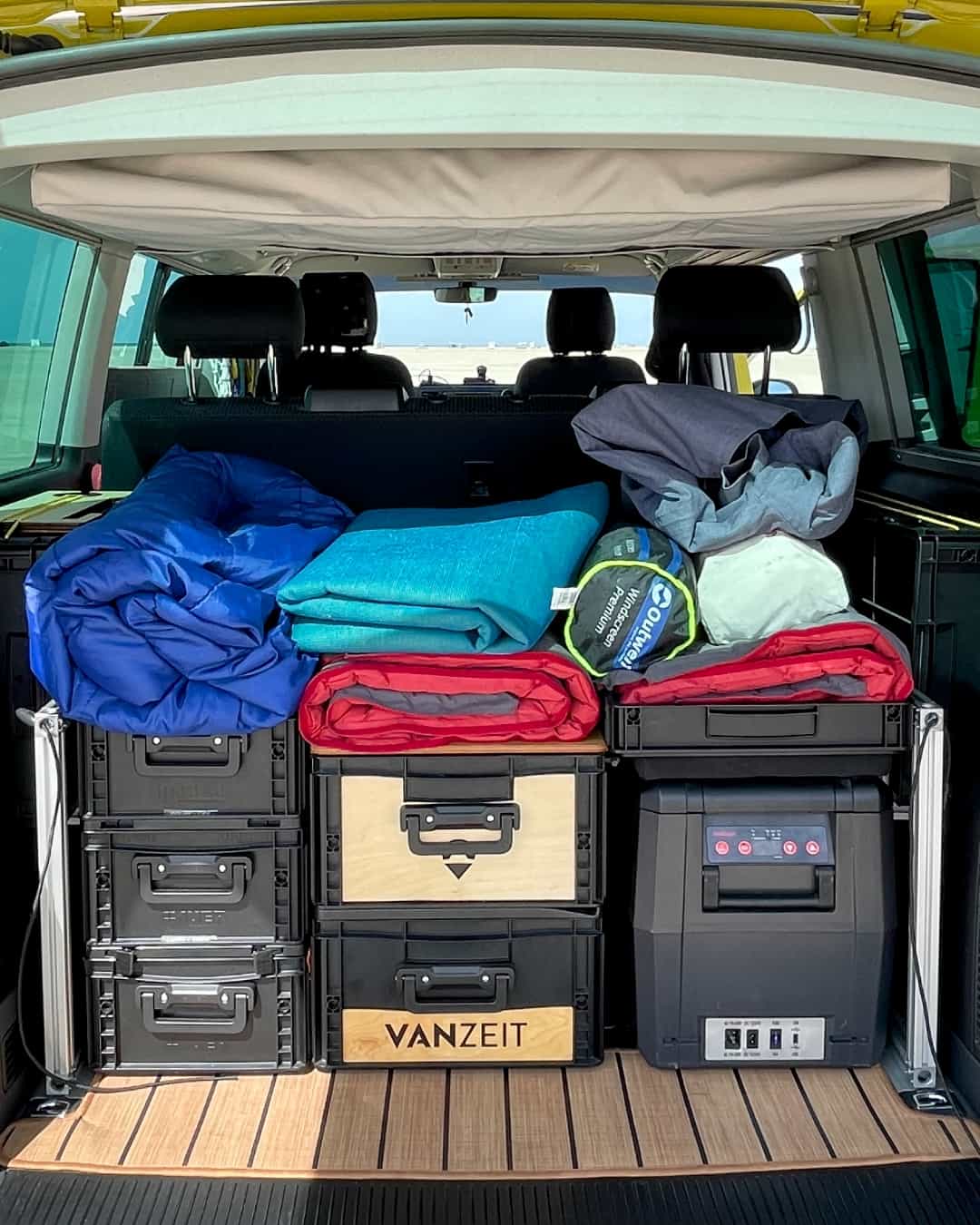Im Fahrzeugheck ist ein startbereites Campingmodul einsatzbereit verstaut.