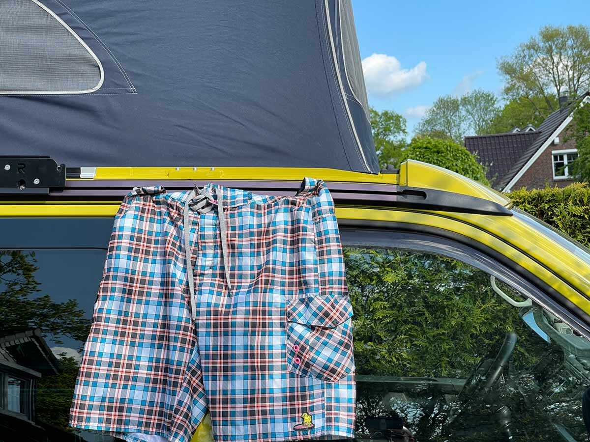 CLIPPER Kleiderstange mit Badehose am VW Bus California