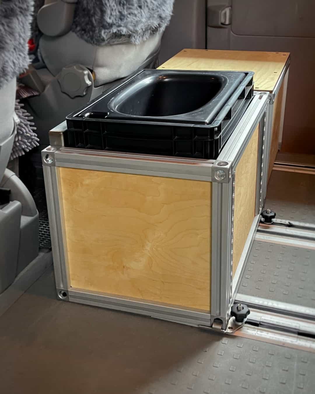 Eine Trockentrenntoilette ist Option des Vanzeit-Campingmoduls.