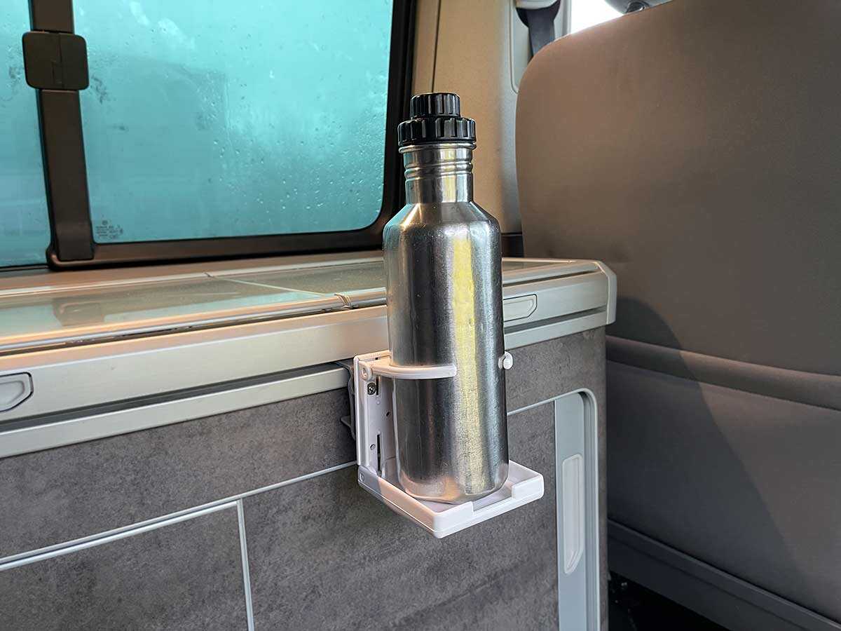 Getränkehalter DURSTIG mit 1 Liter Flasche an der T6.1 California Ocean Küchenzeile