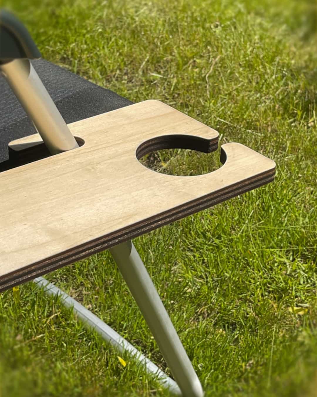 kreisförmiger Ausschnitt für Weingläser und Stuhlbefestigung in einer Detailaufnahme des Tabletts