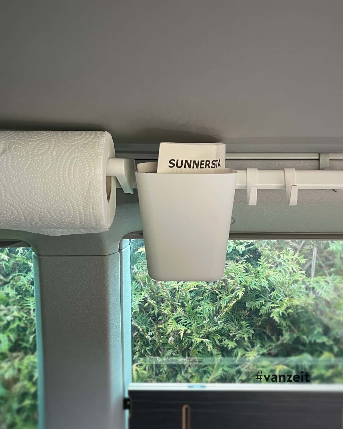 Sunnersta Behälter und Küchenrollenhalter unter dem Aufstelldach