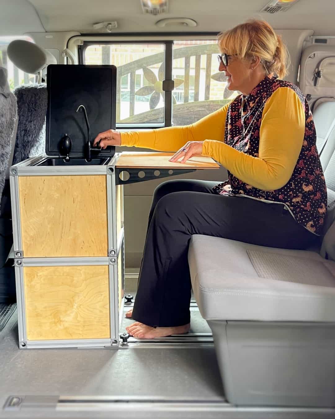 Im Campervan wird ein Modul mit Waschbecken und Klapptisch verwendet.