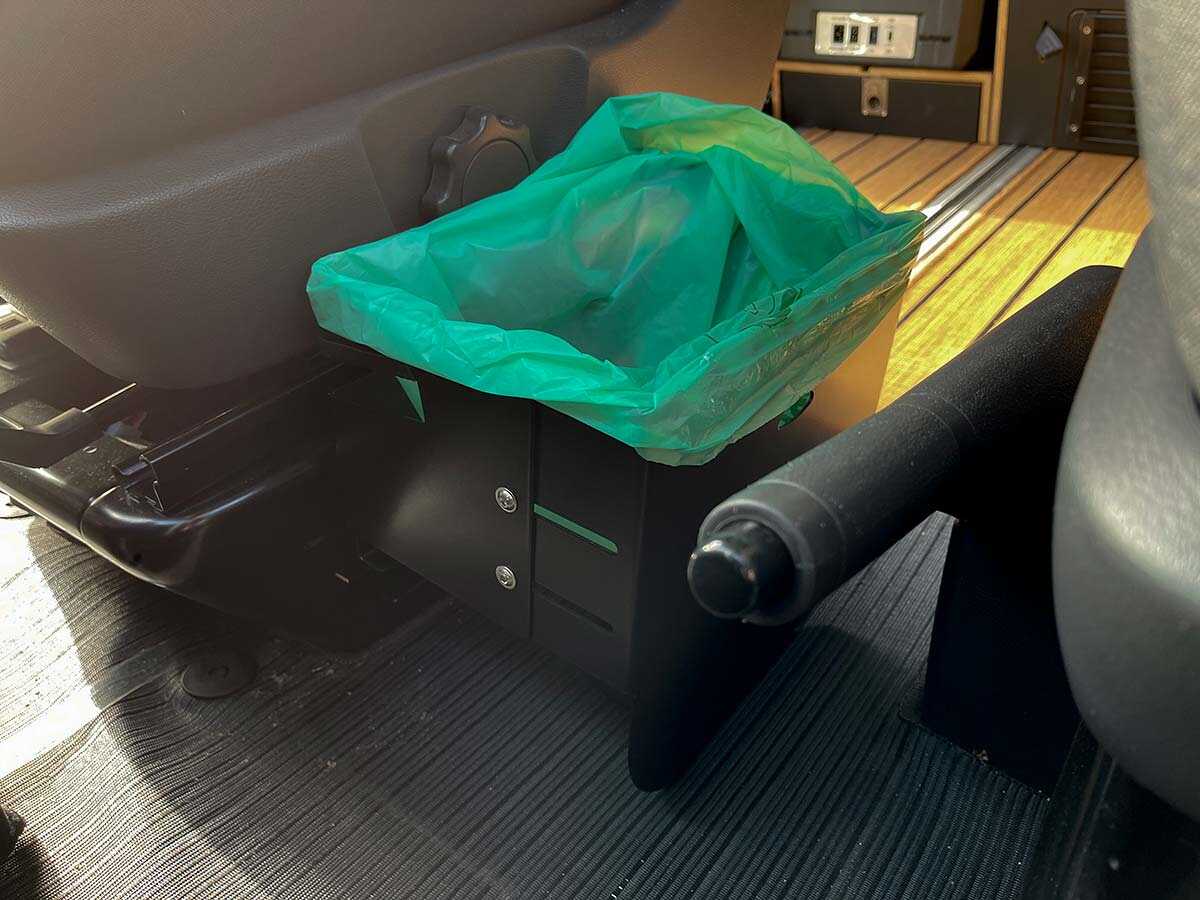 Die BUSBOX als Mülleimer zwischen den Fahrersitzen Die BUSBOX als Mülleimer zwischen den Fahrersitzen