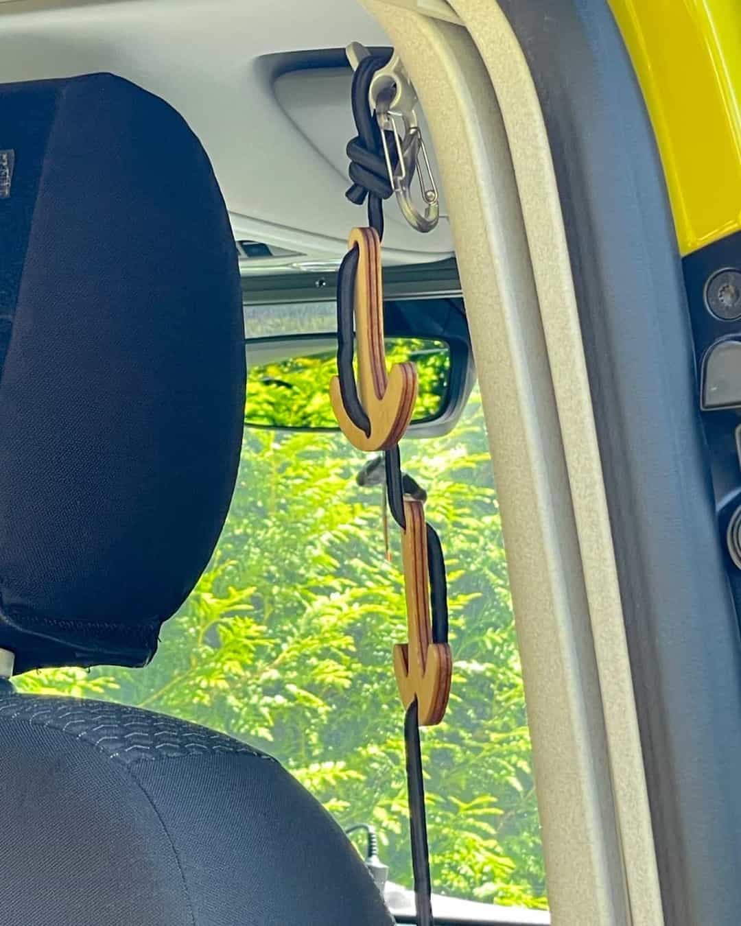 Am VW Bus ist eine Garderobe mit vier Haken an der B-Säule befestigt.