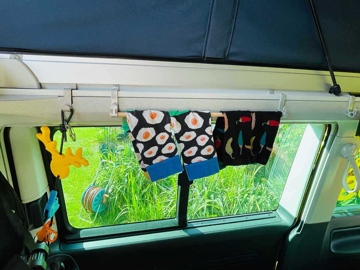Kleiderstange an zwei ABHÄNG Calihaken mit Socken