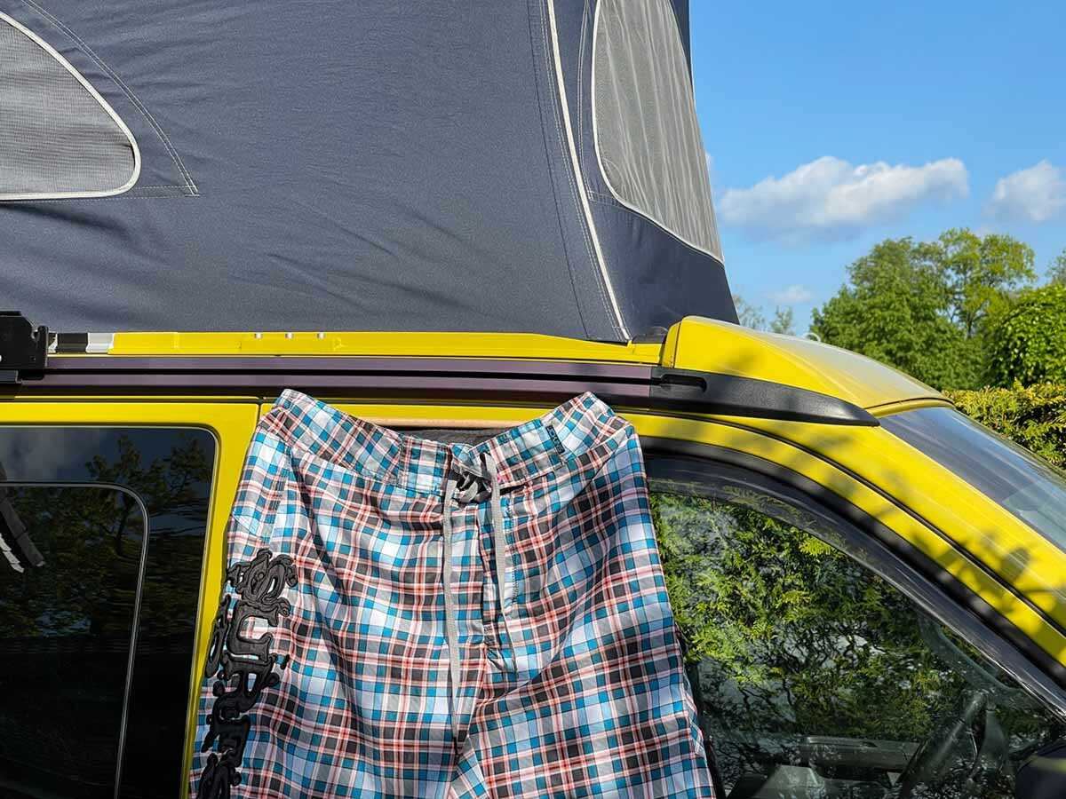 Badehose trocknet am Kleiderhaken KLEMMT für VW Bus u.a.